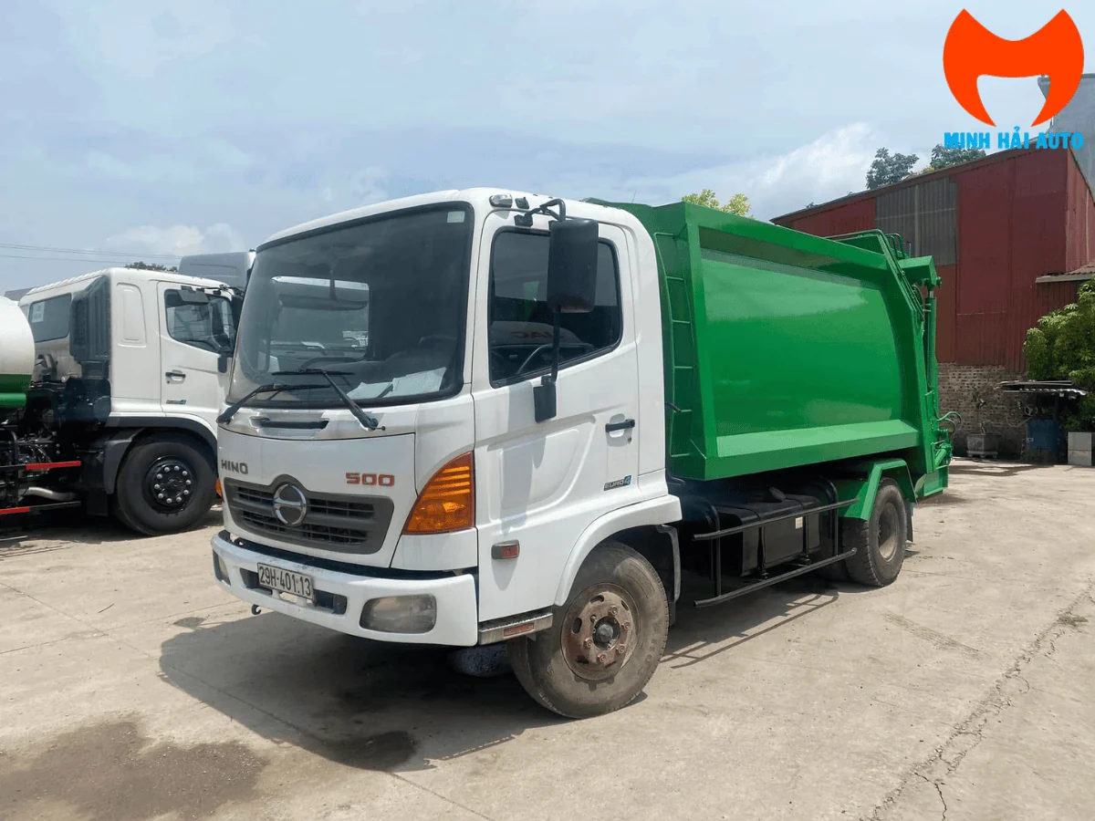 Xe ép rác Hino FC9JETC 8 khối cabin trắng thùng cuốn ép màu xanh, nhìn góc ba phần tư phía trước