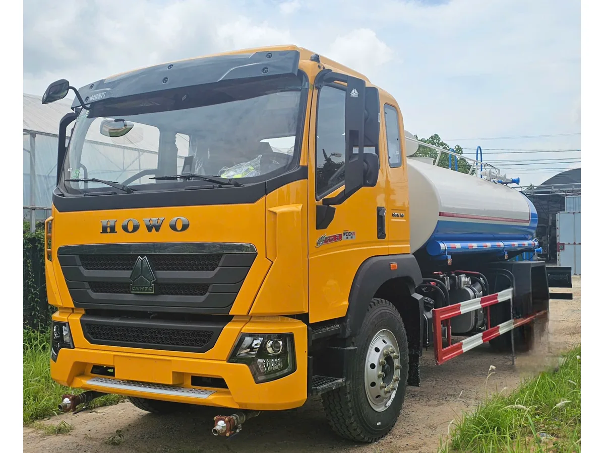 Toàn cảnh xe téc HOWO phun nước 9 khối góc ba phần tư