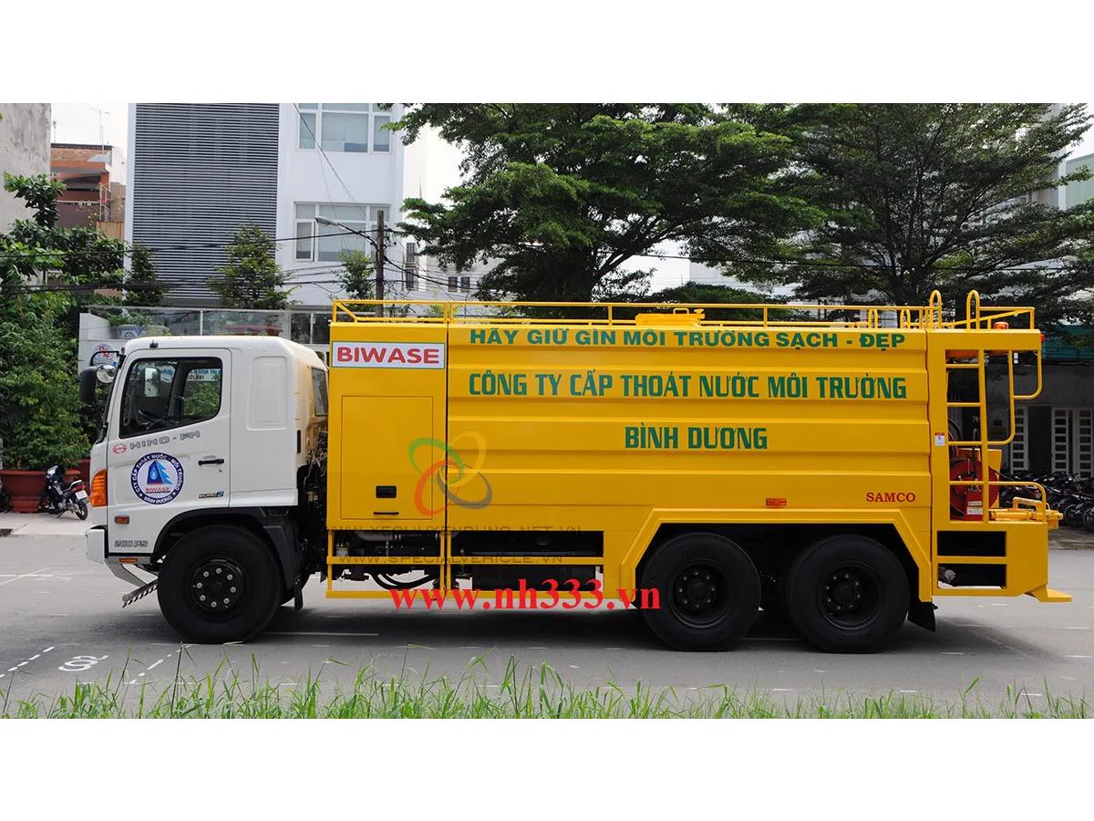 Xe thông cống Hino FM8JNSA 13 khối màu vàng nhìn ngang, hệ thống chuyên dùng SAMCO