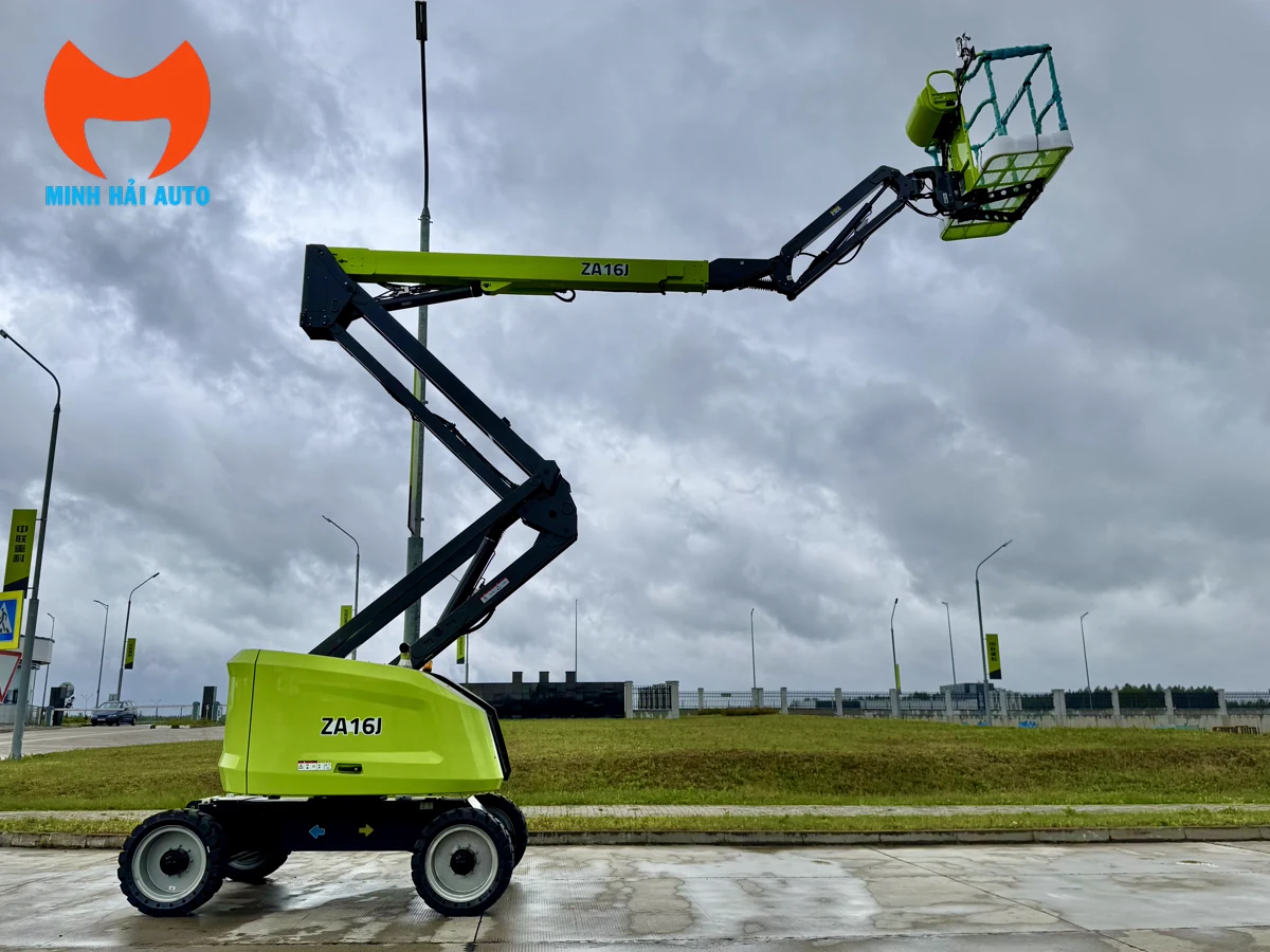 Xe nâng người Z-Boom Zoomlion ZA16J diesel đang vươn cần và nâng giỏ làm việc