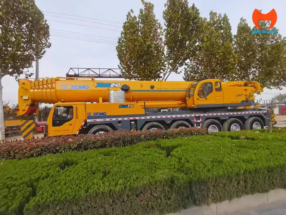 Thân xe cẩu bánh lốp XCMG XCA240 khung gầm 5 trục dẫn động địa hình
