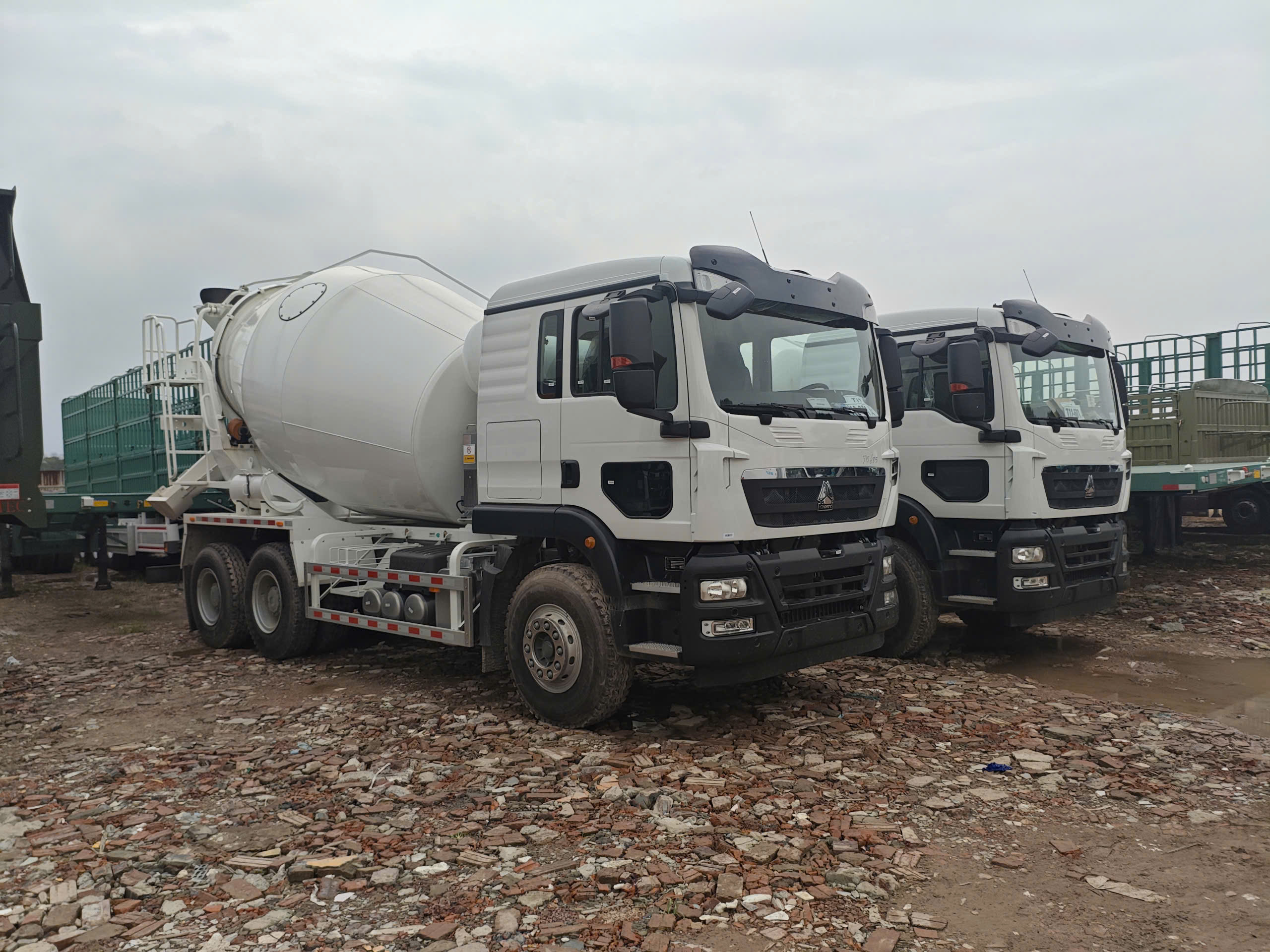 Xe trộn bê tông HOWO TX 350HP nền 6x4 Xe trộn bê tông HOWO TX 350HP nền 6x4 tại bãi xe