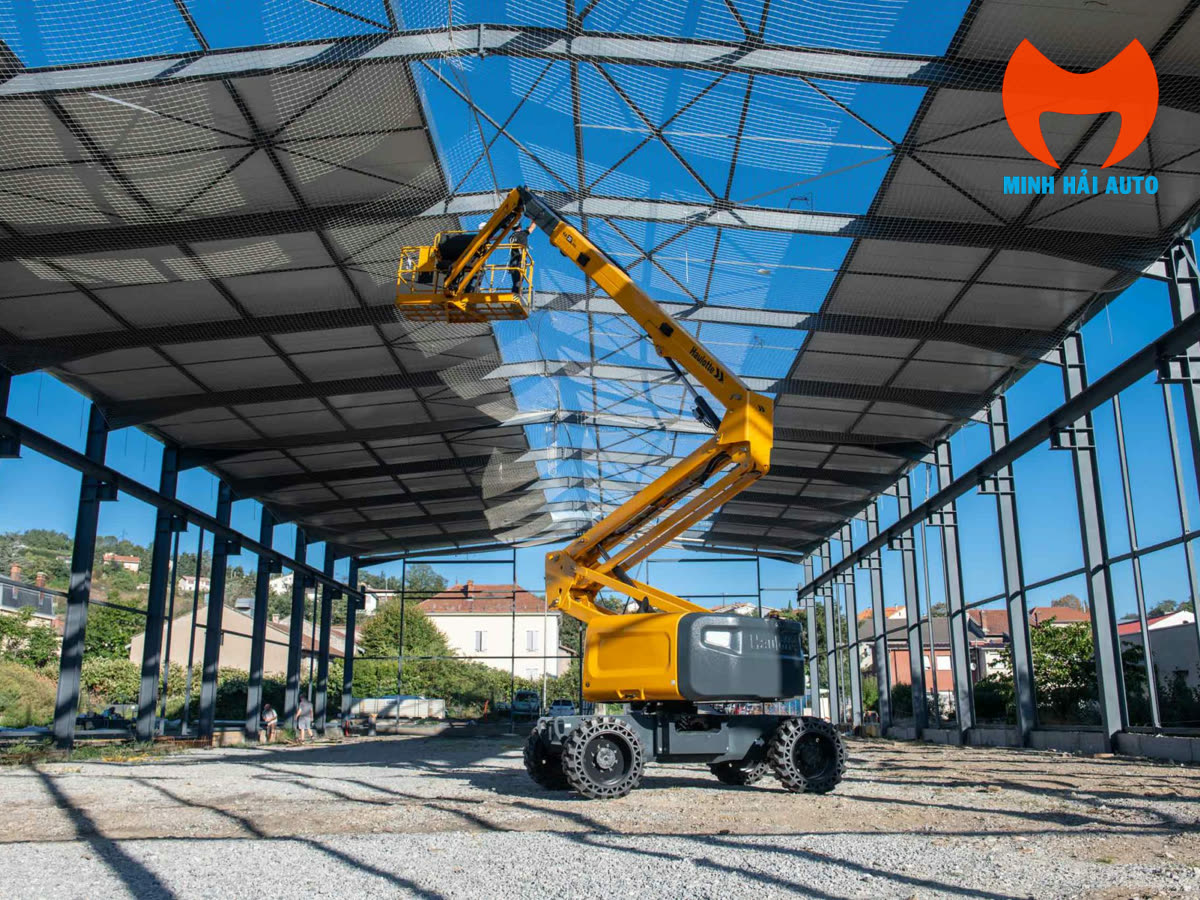 Boom lift làm việc ngoài công trường với cần vươn qua khoảng trống