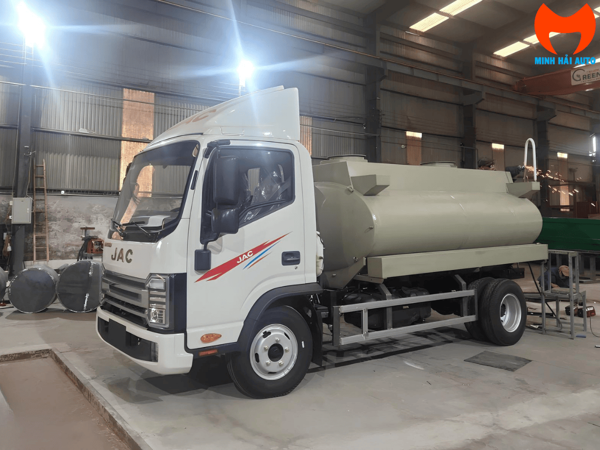Xe bồn JAC N350 khoảng 5 khối tại xưởng nhìn từ phía trước bên trái