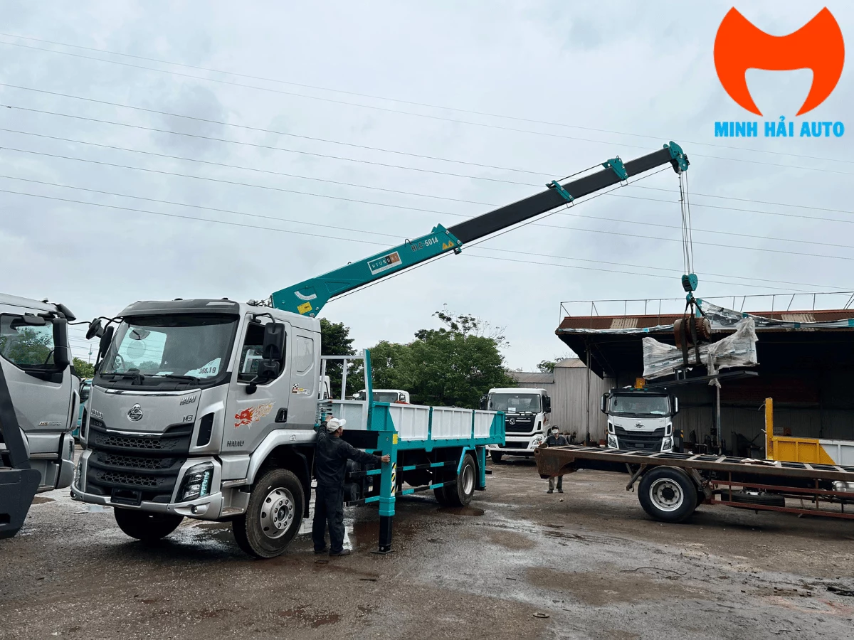 Cẩu cần thẳng Hyundai HLC-5014 4 đốt vươn cần trên Chenglong M3