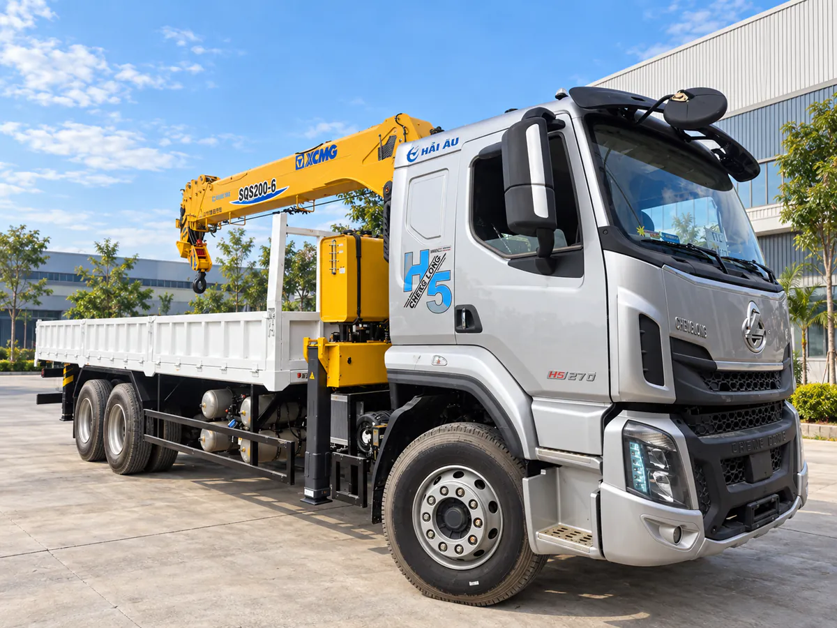Minh họa AI xe Chenglong H5 bạc gắn cẩu vàng XCMG SQS200-6 tại khu công nghiệp, góc trước bên phải