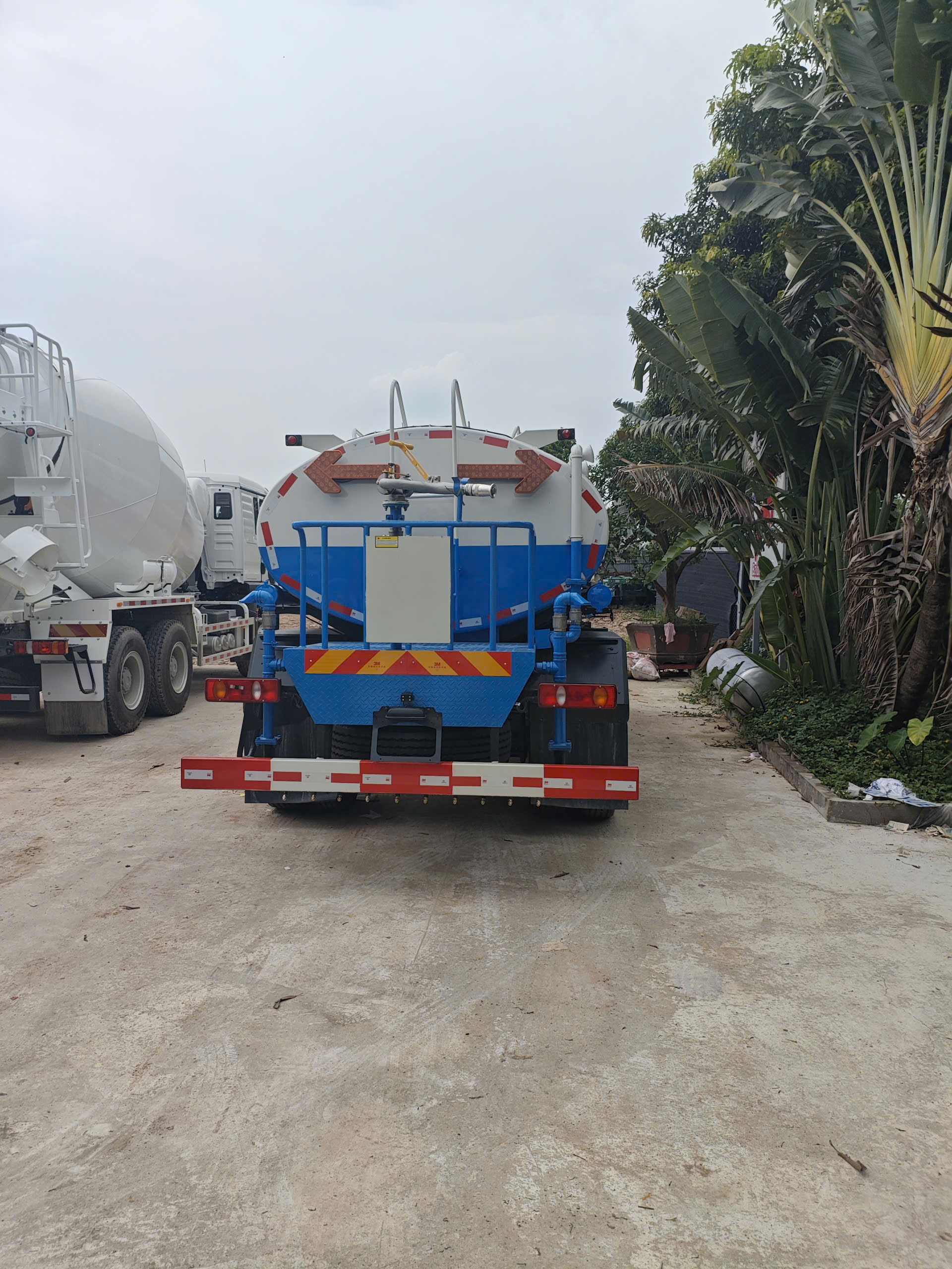 Xe bồn phun nước rửa đường và tưới cây chuyên dùng