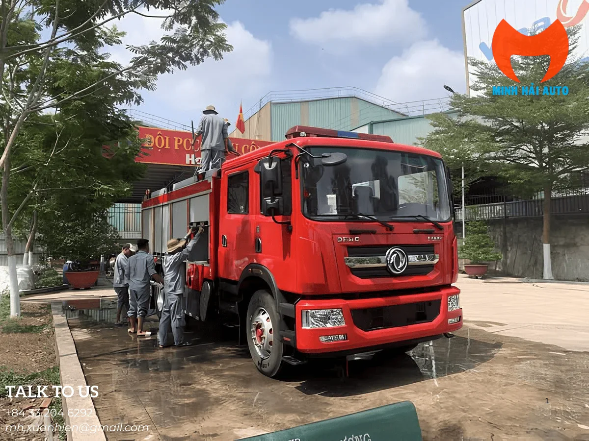 Xe chữa cháy Dongfeng 7 khối màu đỏ nhìn góc 3/4