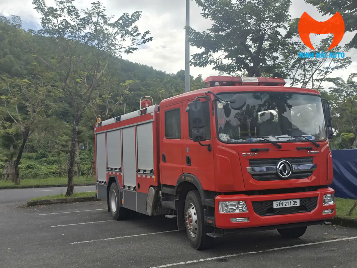 Xe cứu hỏa Dongfeng D9 màu đỏ nhìn từ phía trước bên phải, cabin đôi và thân xe