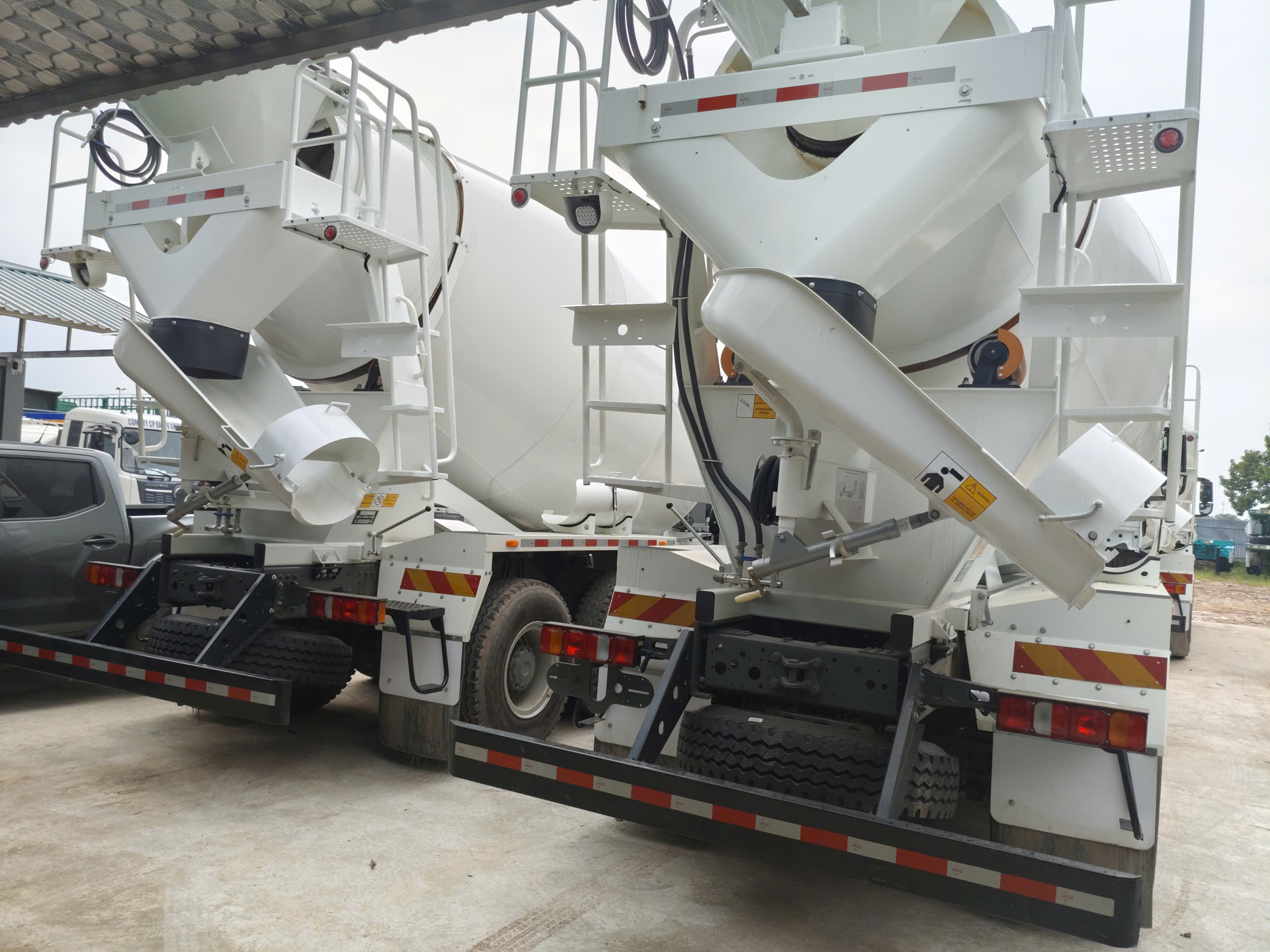 Cụm máng xả và sàn thao tác phía sau xe trộn bê tông HOWO TX