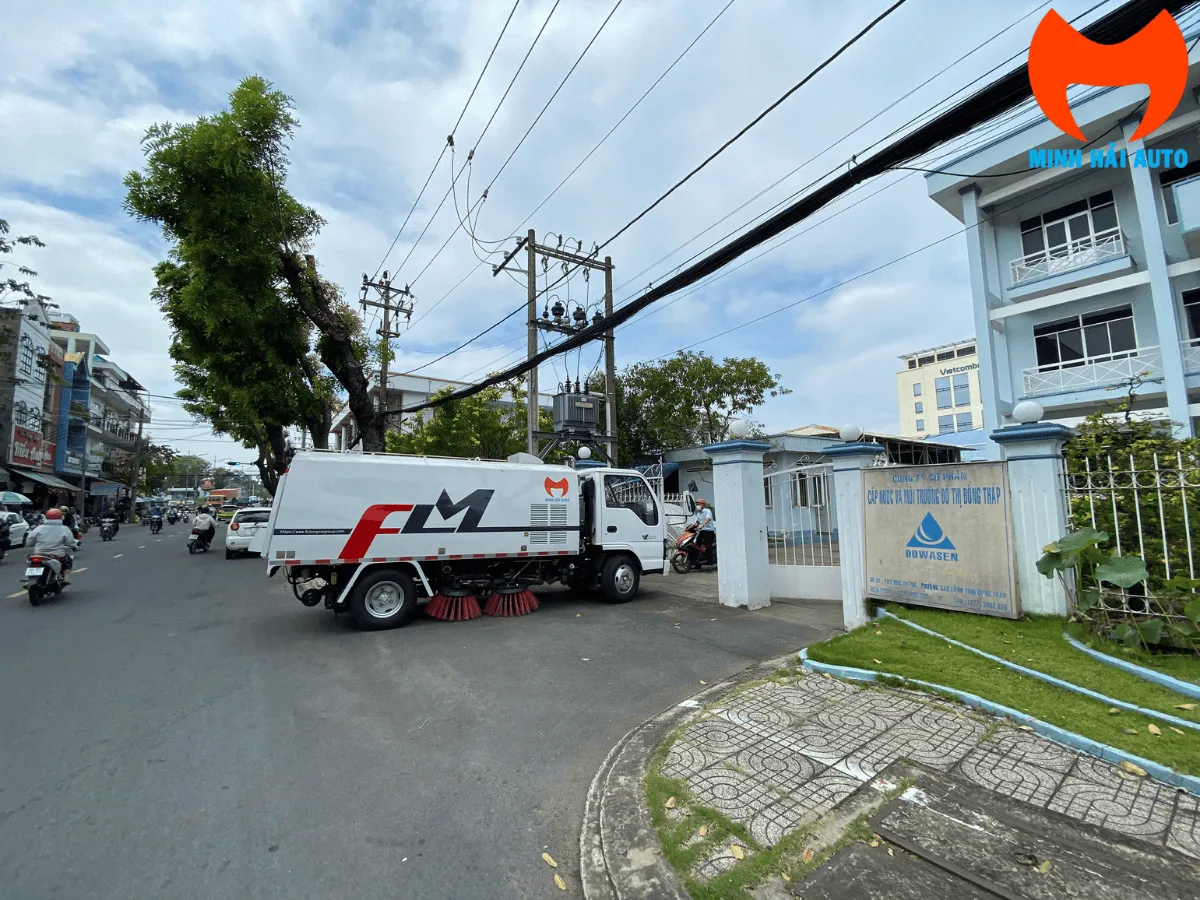 Toàn cảnh xe quét đường Fulongma Isuzu cỡ 5 khối