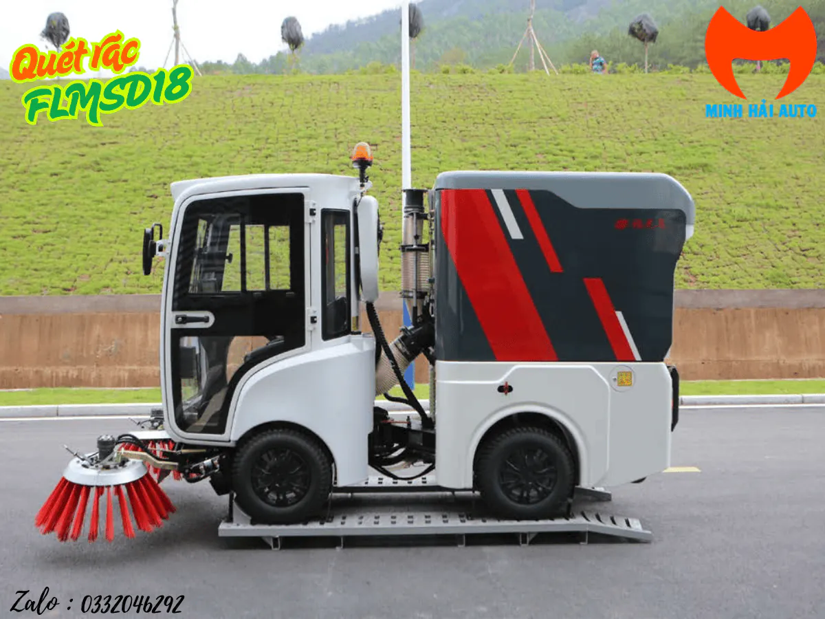 Mặt bên xe quét đường mini điện Fulongma FLMSD18 với chổi phía trước
