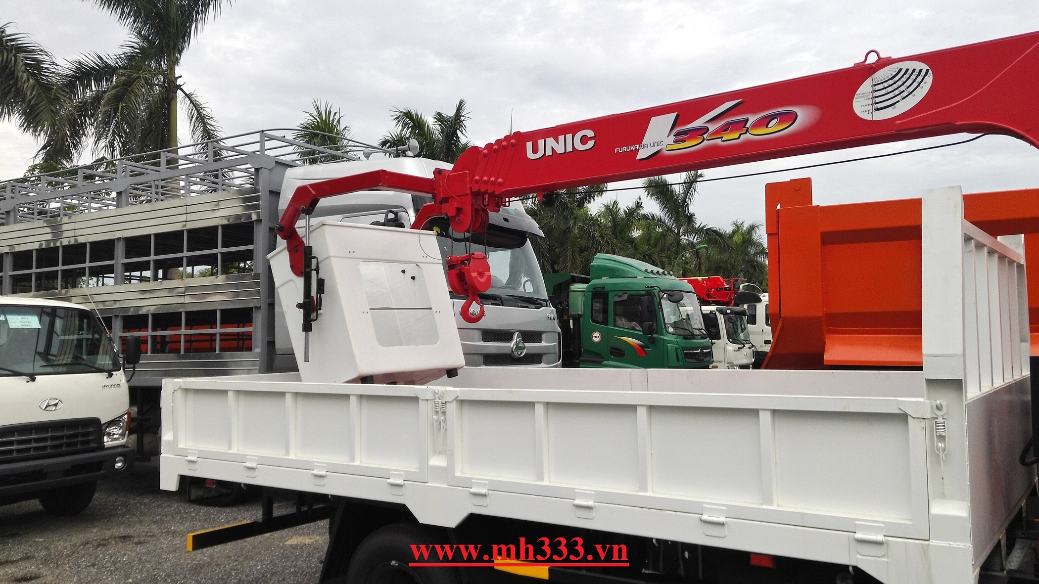 Cẩu UNIC lắp giỏ nâng người trên xe tải Hino XZU720L