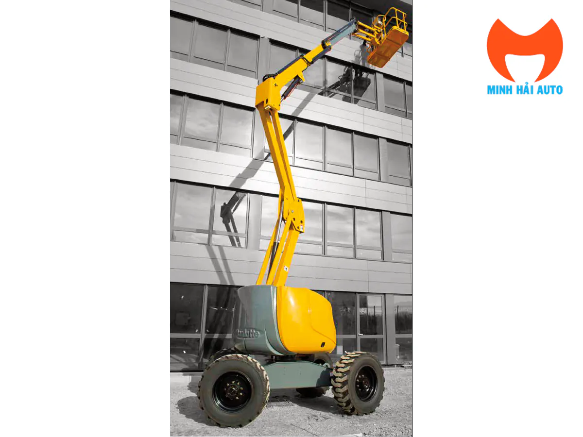 Haulotte HA18 PX cần gấp khúc bên mặt ngoài nhà xưởng trong catalogue hãng