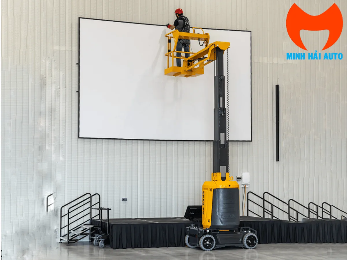 Xe nâng người trụ đứng Haulotte STAR 10 nâng thợ thi công mặt tường trong nhà