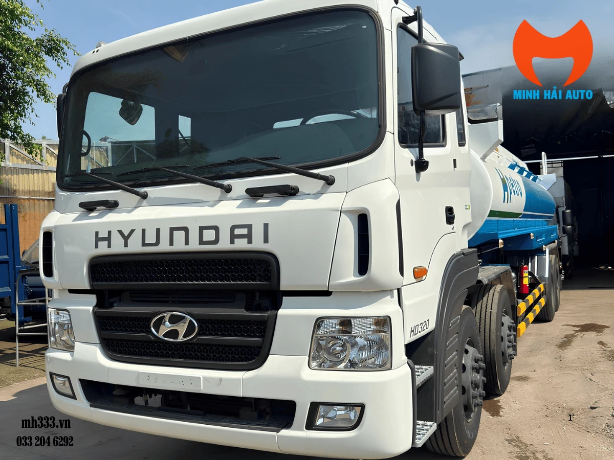 Xe xi téc Hyundai HD320 trong buổi bàn giao cho khách hàng