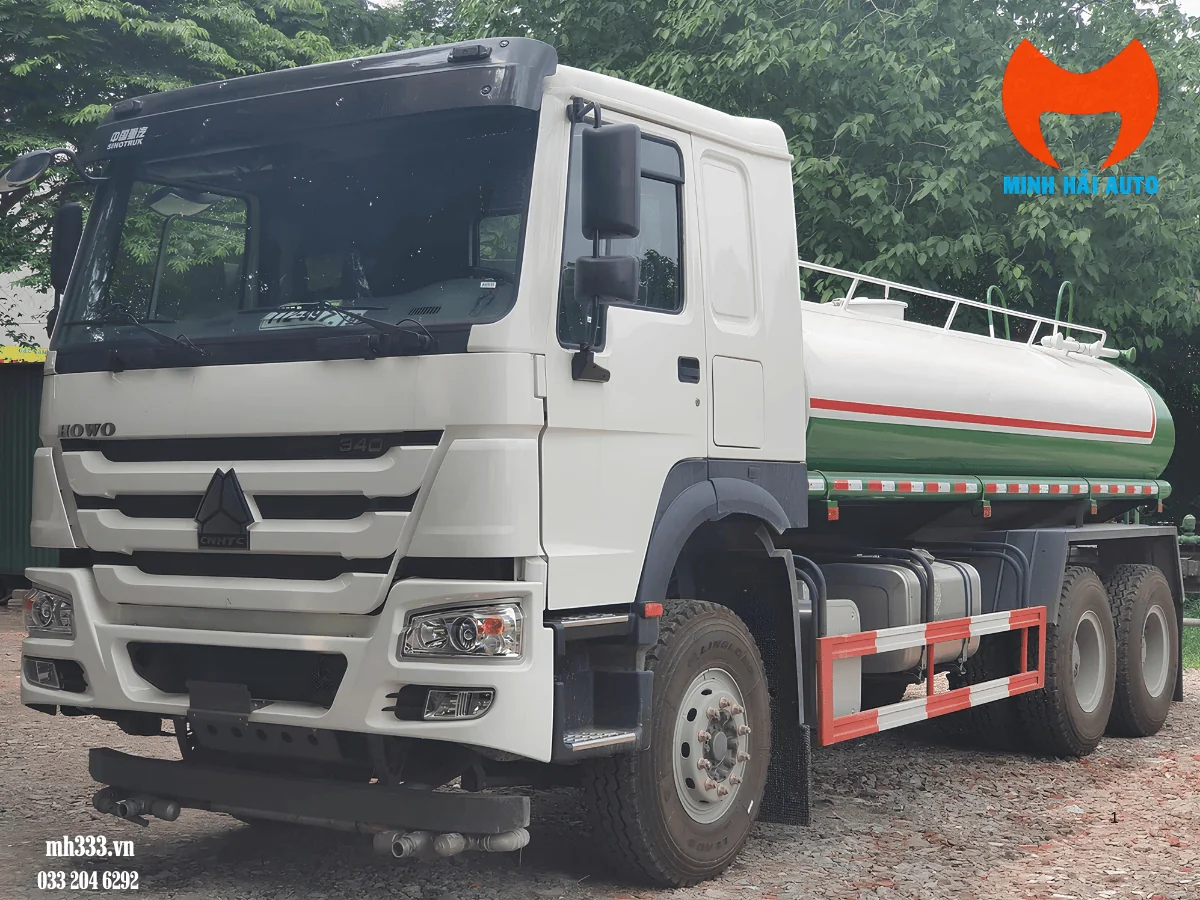Xe phun nước HOWO cabin trắng và bồn xanh trắng nhìn từ góc trước