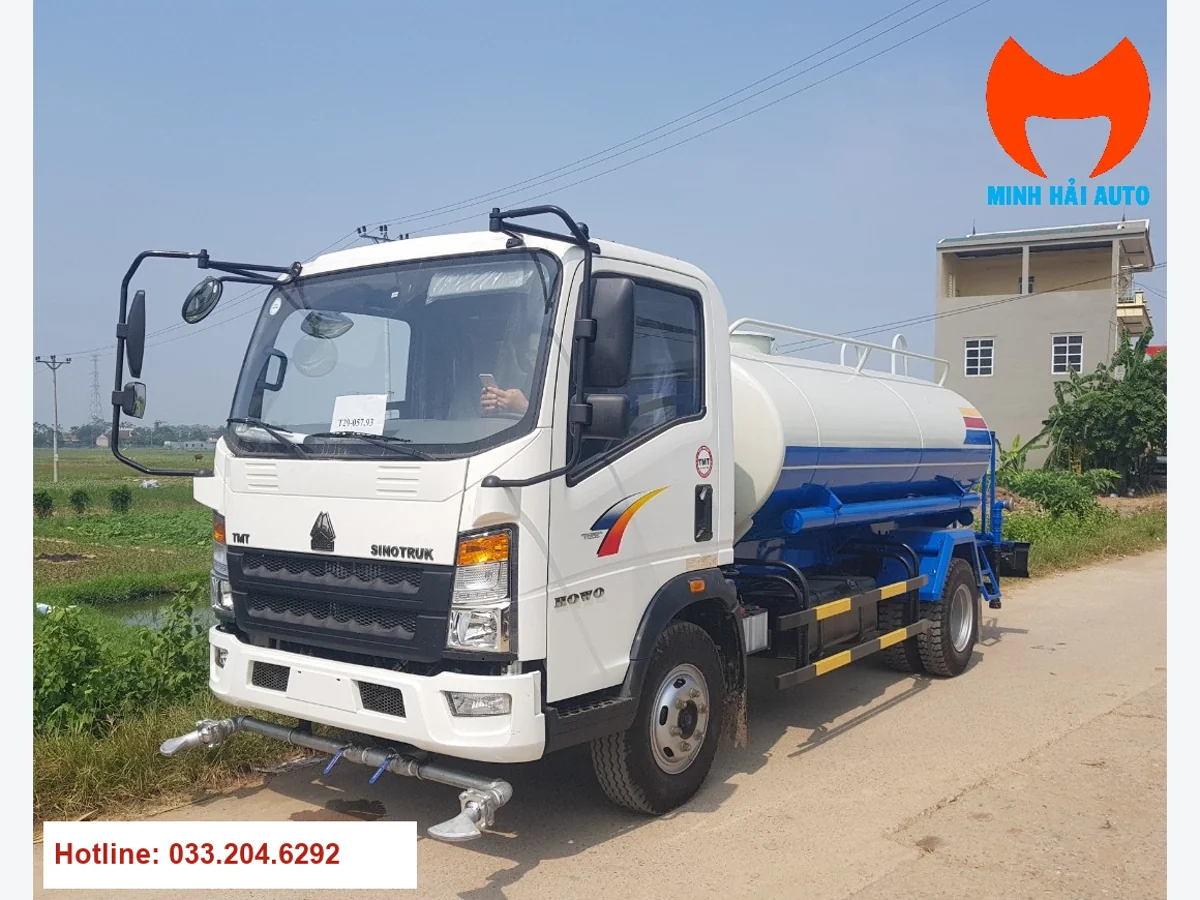 Xe bồn phun nước HOWO cabin trắng, bồn xanh trắng nhìn từ góc phía trước