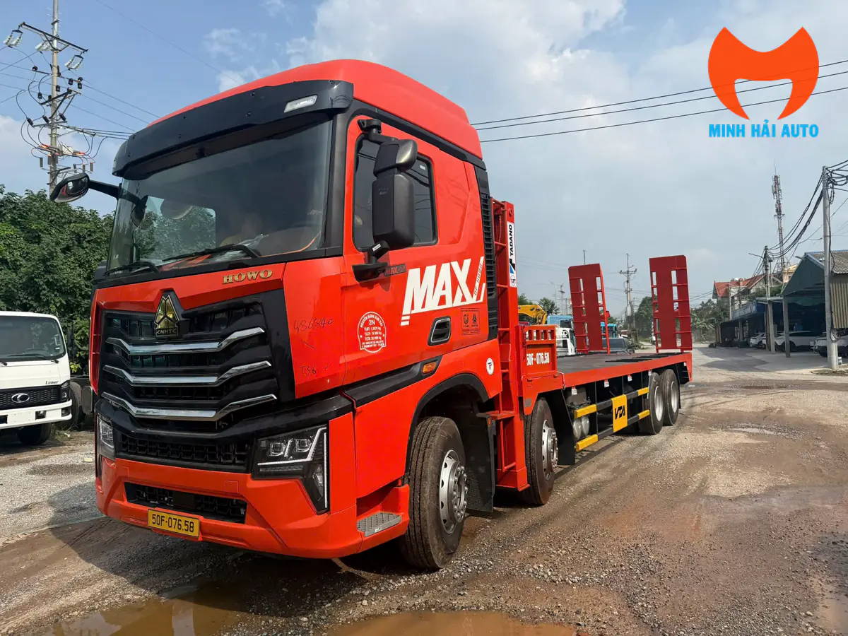 Xe chở máy HOWO MAX 4 chân màu đỏ nhìn từ phía trước bên trái