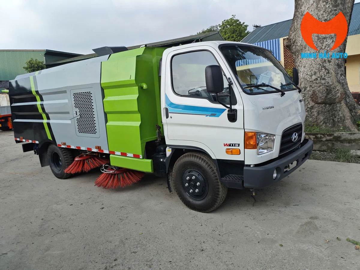 Xe quét rác Hyundai 5 khối cabin trắng và thùng xanh nhìn từ góc trước