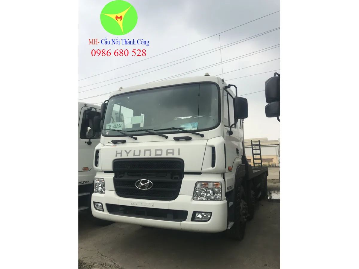 Xe nâng đầu Hyundai HD360 năm trục màu trắng nhìn từ góc trước bên trái