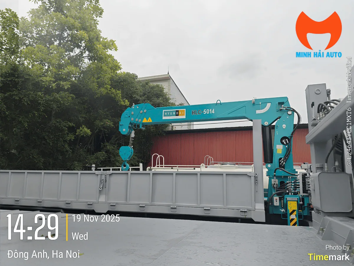 Cẩu Hyundai HLC-5014 màu xanh lắp phía sau cabin xe tải