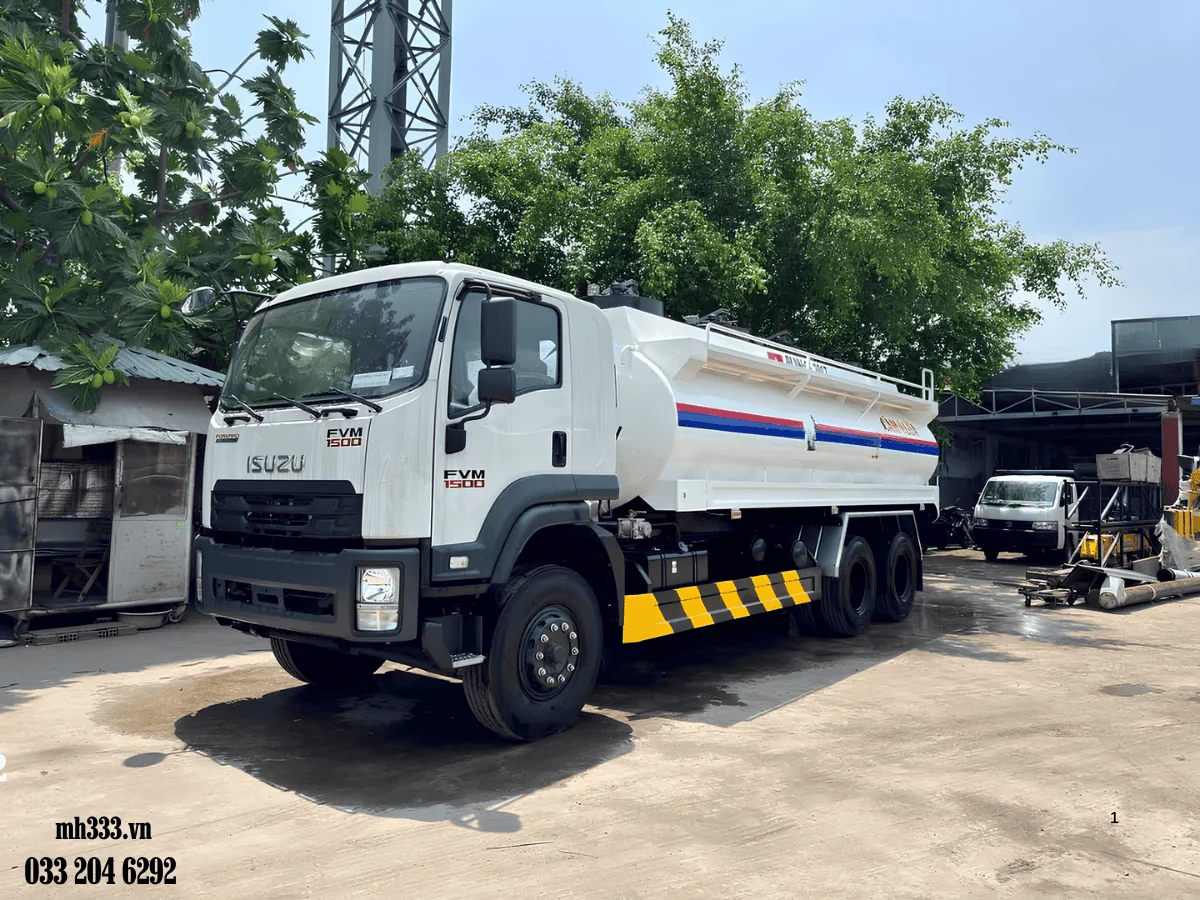 Xe bồn chở xăng ISUZU FVM 1500 màu trắng nhìn từ góc trước bên trái