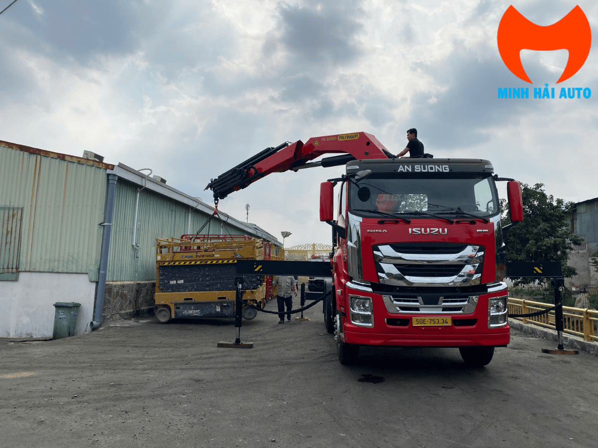 xe-dau-keo-isuzu-giga-380hp-gan-cau-palfinger-pk32080c