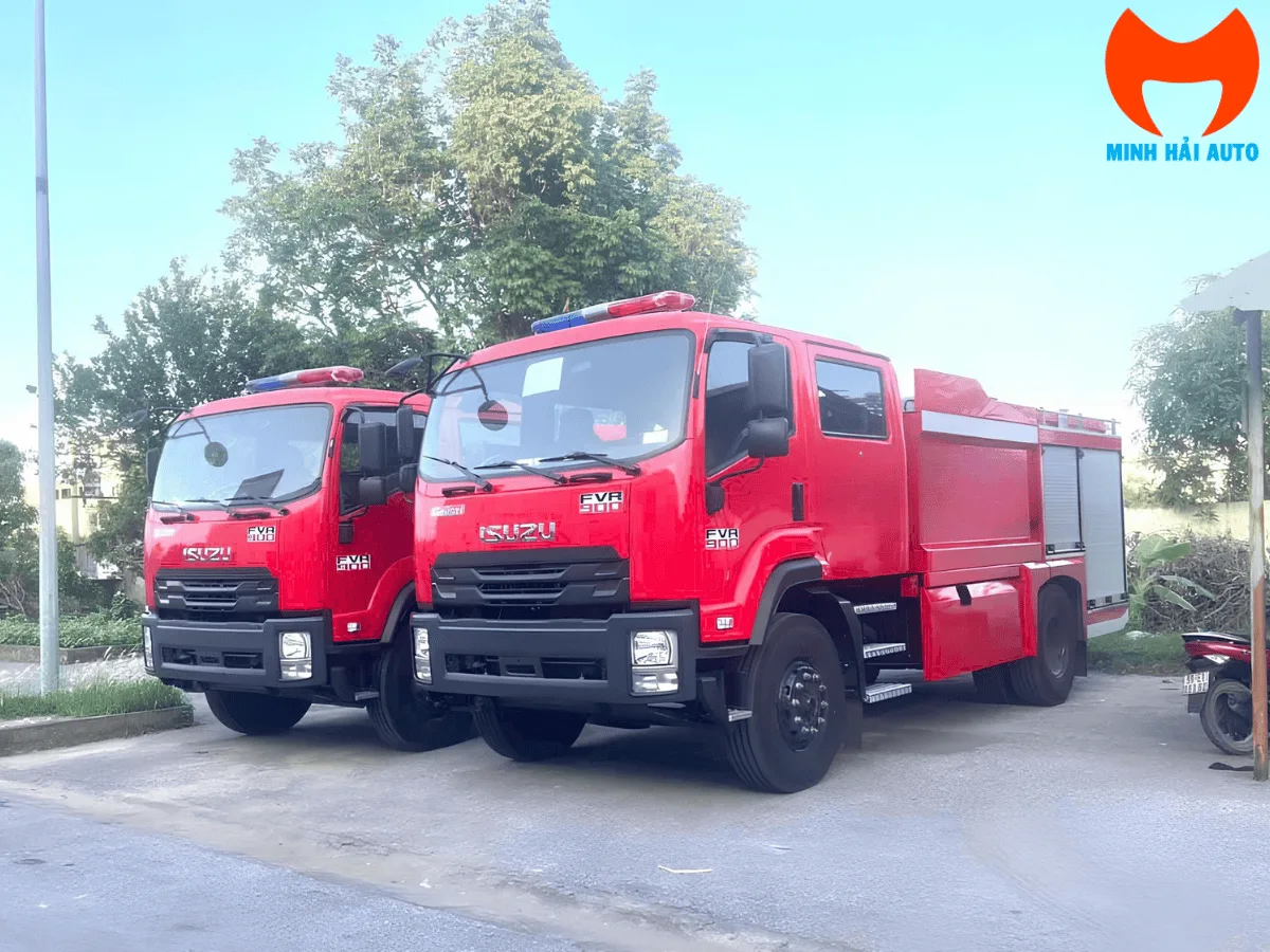 Hai xe cứu hỏa Isuzu FVR đỗ cạnh nhau, nhìn góc trước bên trái