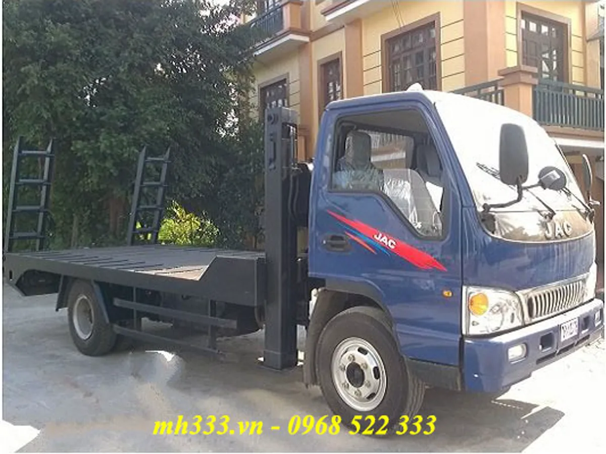 Xe nâng đầu JAC 6,5 tấn chở máy công trình nhìn tổng thể từ góc trước