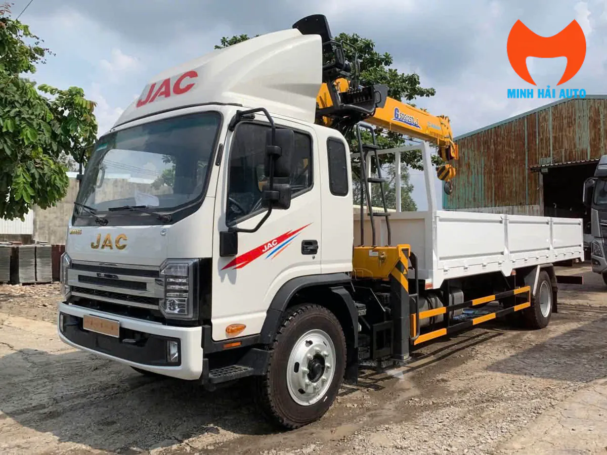 JAC N900 Plus E5 gắn cẩu XCMG nhìn từ góc trước bên trái