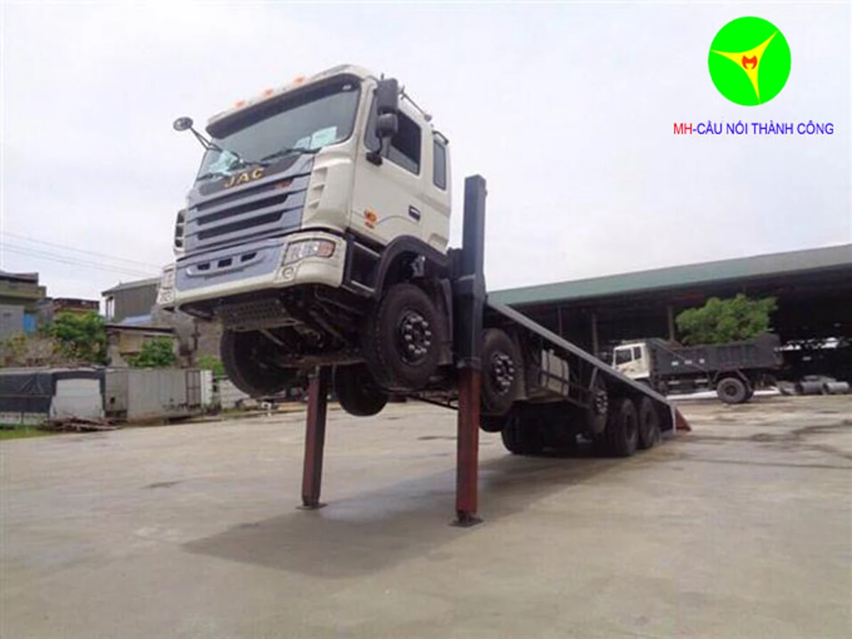 Xe JAC chở máy công trình với chân chống nâng đầu và sàn phía sau