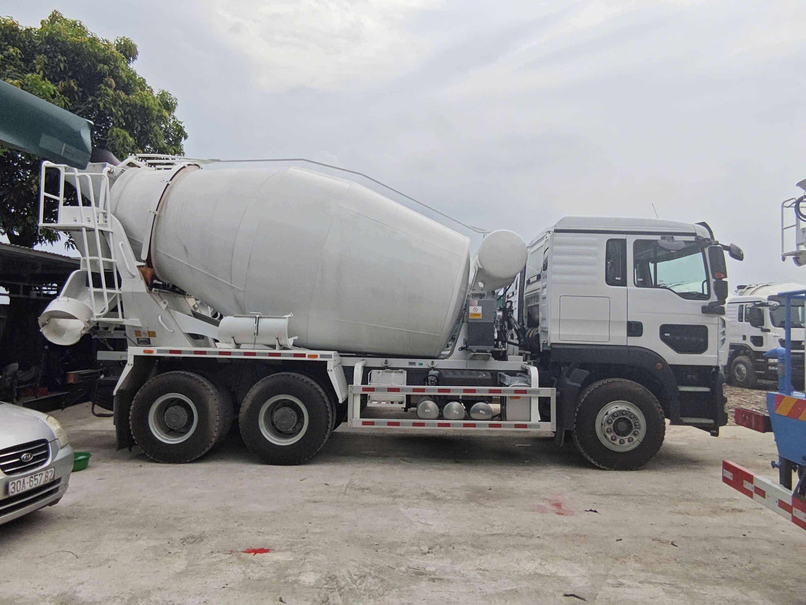 Bố trí bồn trộn và chassis HOWO TX 6x4 nhìn từ bên hông