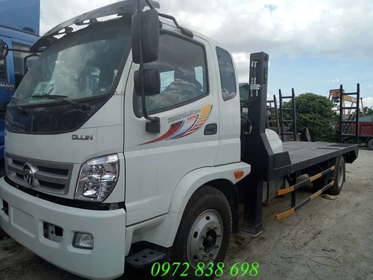 Xe nâng đầu Thaco Ollin 900B màu trắng nhìn từ góc trước bên trái với sàn chở máy phía sau