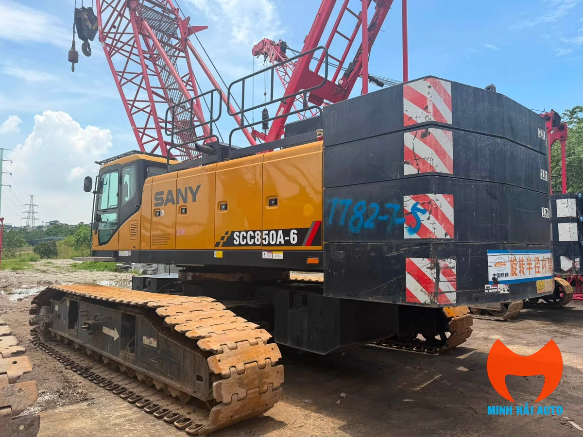 Cẩu bánh xích SANY SCC850A-6 nhìn từ phía đối trọng và dải xích bên phải