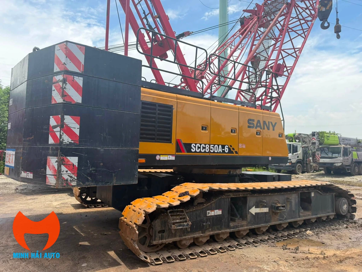 Cẩu SANY SCC850A-6 nhìn từ phía trái với đối trọng và dải xích