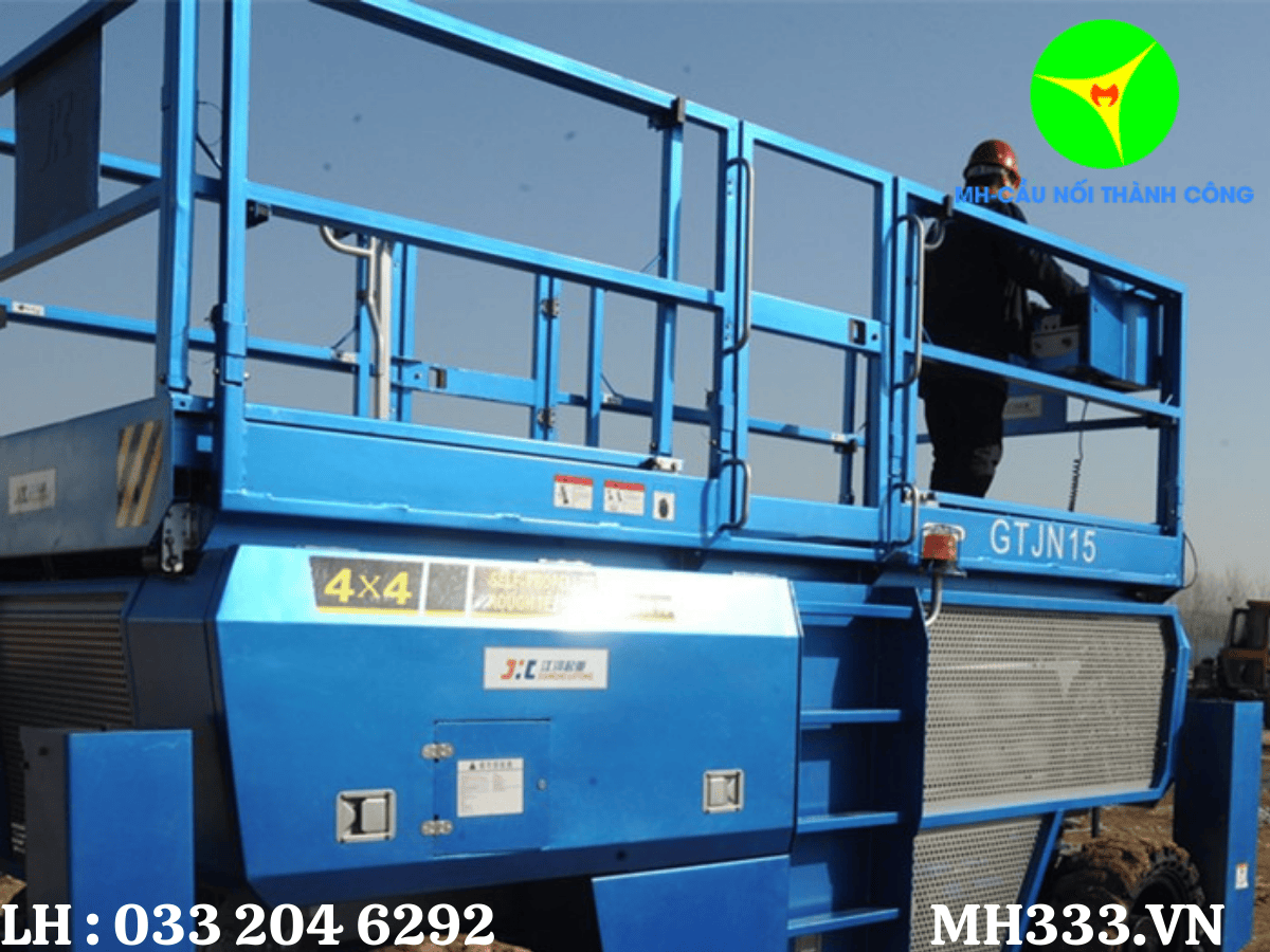 Xe nâng người làm việc trên cao tại công trường