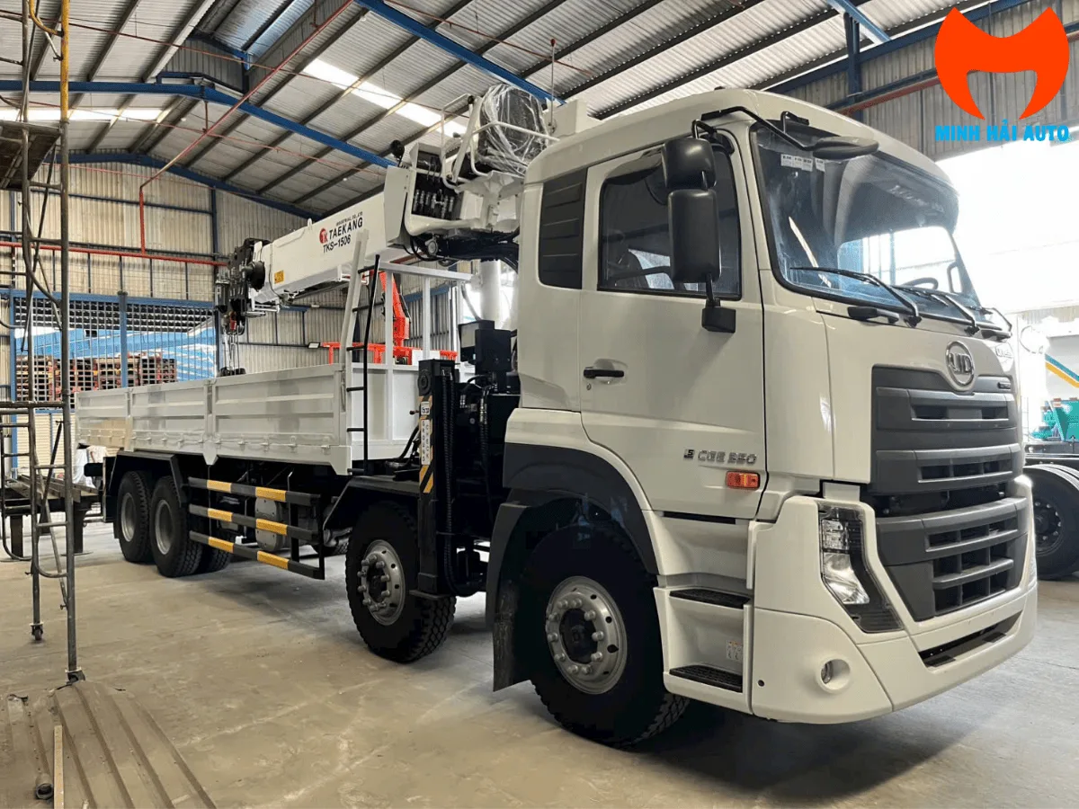 Xe tải gắn cẩu tự hành Taekang TKS-1506 nhìn góc trước trong xưởng