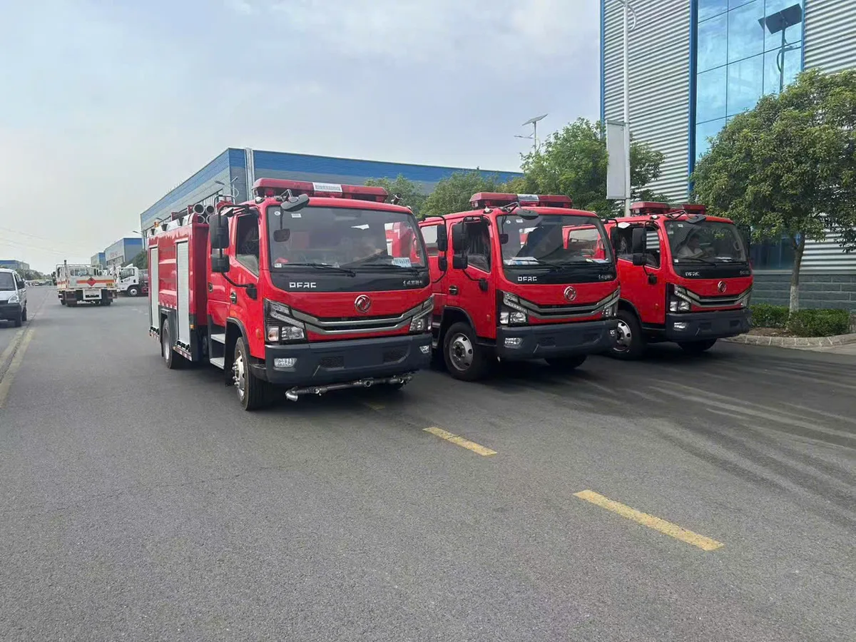 Ba xe cứu hỏa Dongfeng đỗ thành hàng tại bãi xe trước khi bàn giao