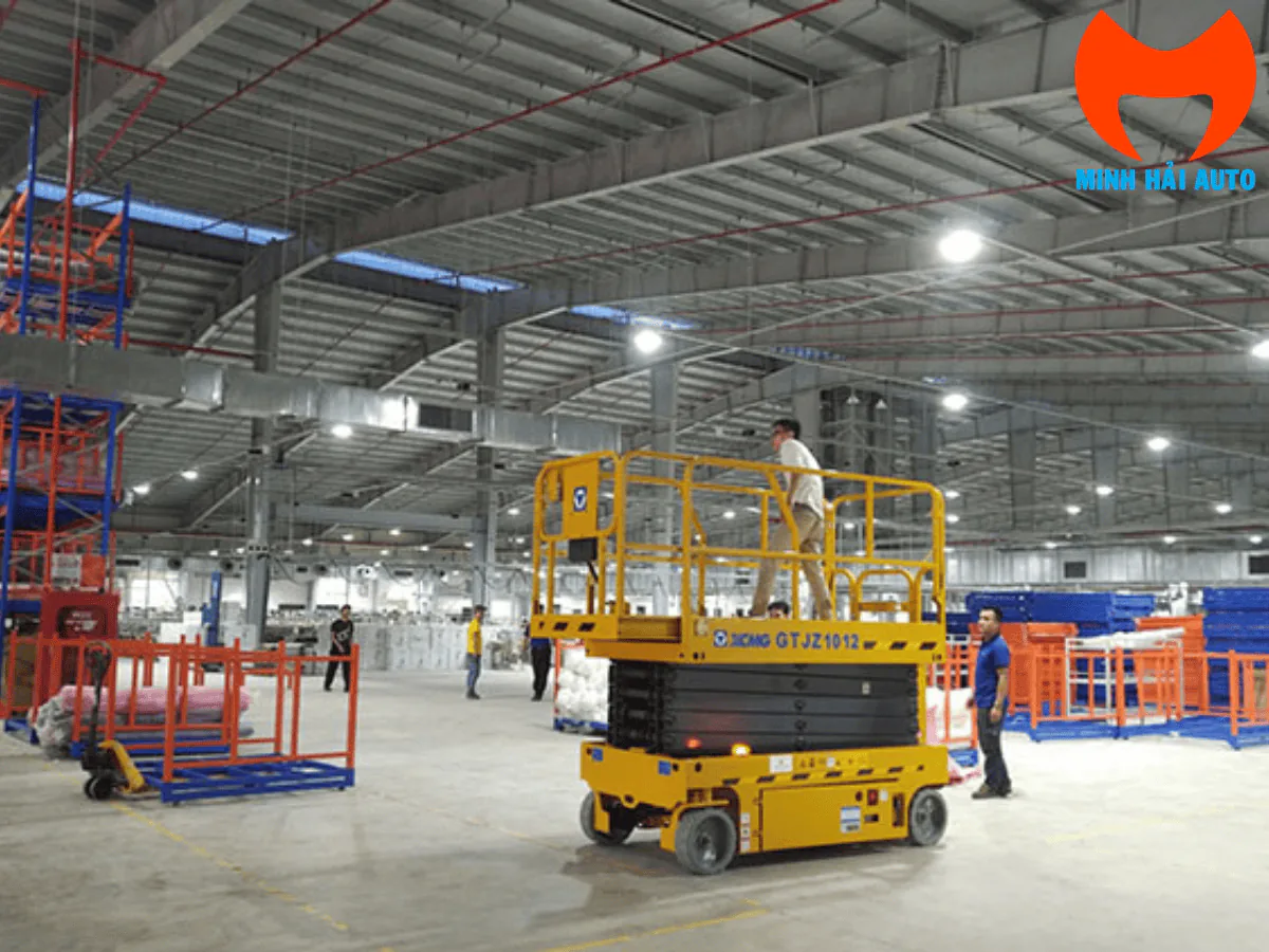 Xe XCMG GTJZ1012 thu gọn sàn trong nhà xưởng
