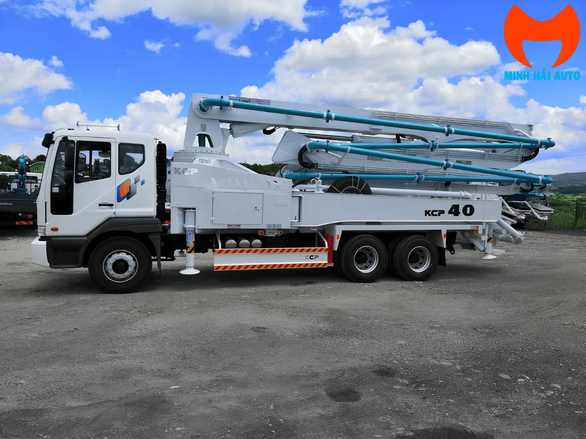 Xe bơm bê tông KCP 40m Daewoo nhìn ngang với cần gập trên xe
