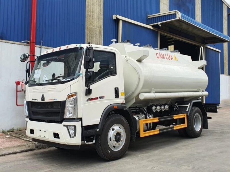 Xe bồn chở xăng dầu HOWO 11 khối nhìn từ góc ba phần tư