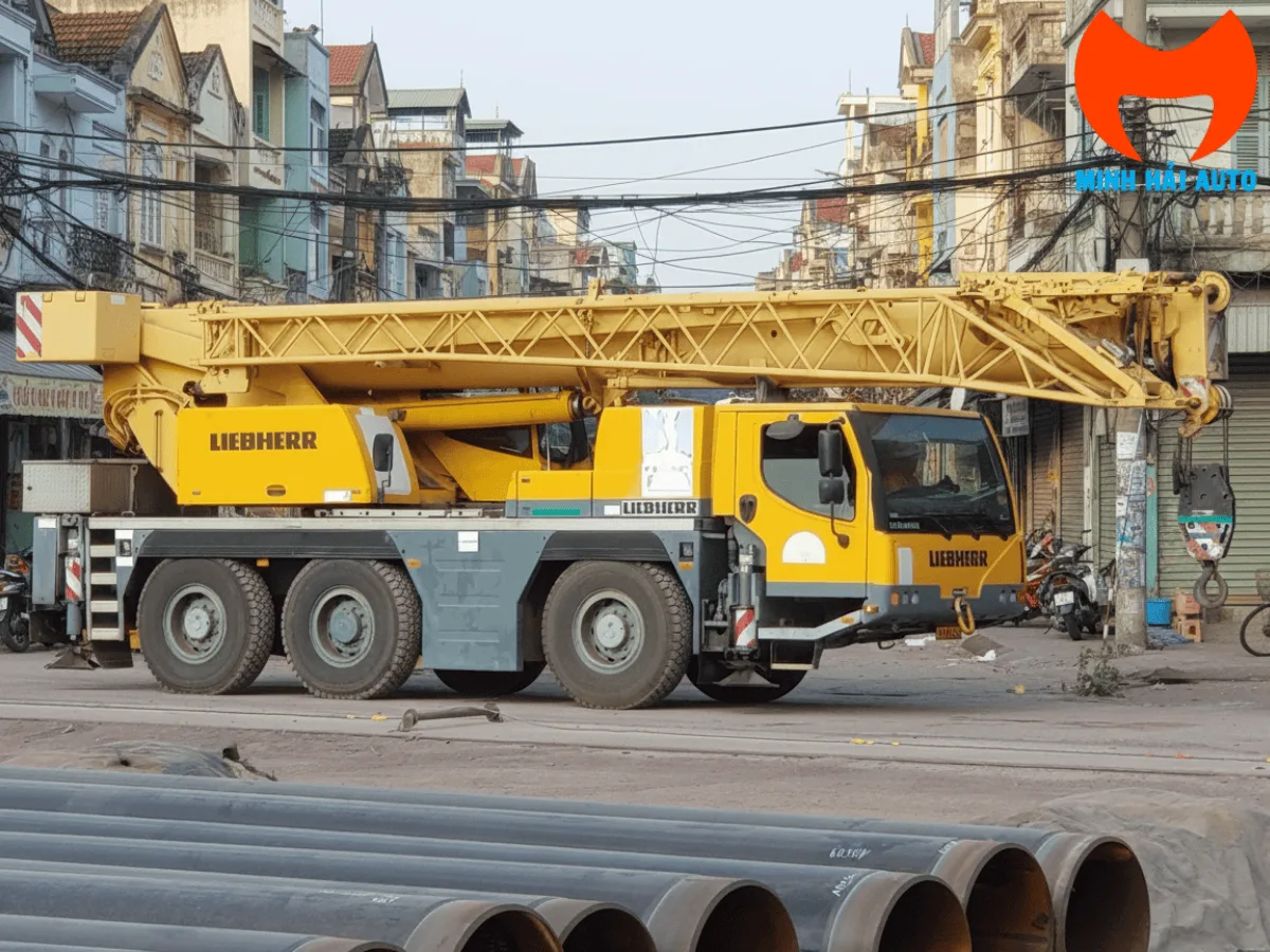 Xe cẩu bánh lốp Liebherr tại khu vực công trình