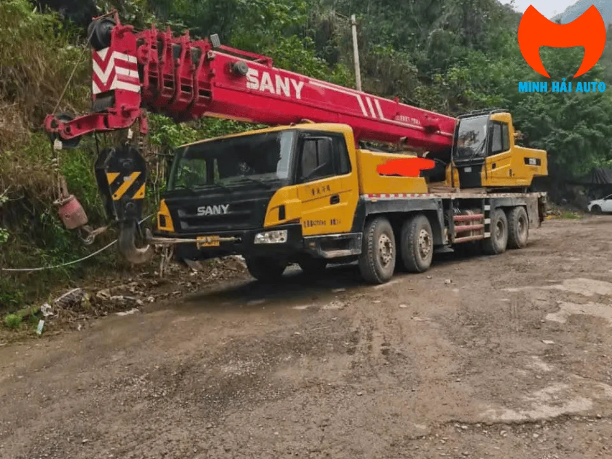 Xe cẩu bánh lốp SANY tại khu vực thi công