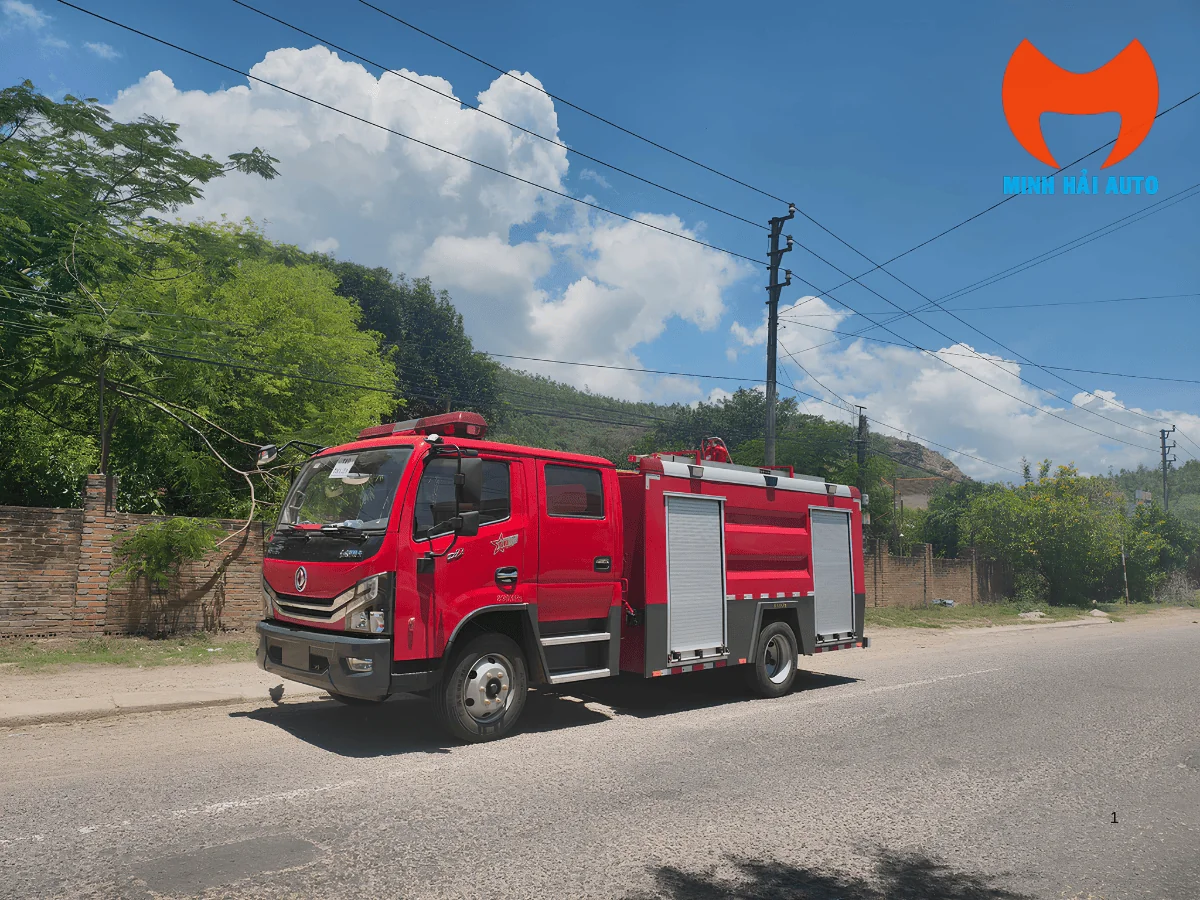 Xe chữa cháy Dongfeng 6 khối cabin kép màu đỏ nhìn góc 3/4