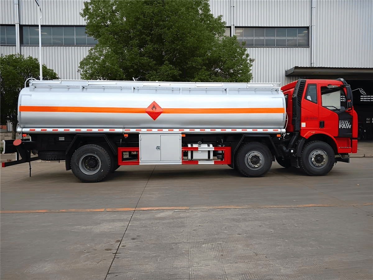 Thân xe và xi téc FAW nhìn ngang từ bên trái