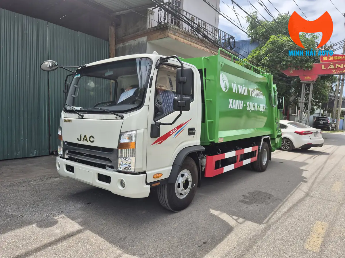 Xe cuốn ép rác JAC cabin trắng và thùng xanh nhìn từ góc trước