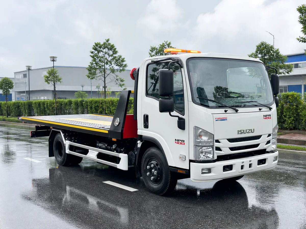 Xe cứu hộ sàn trượt Isuzu NPR400 nhìn từ phía trước bên phải