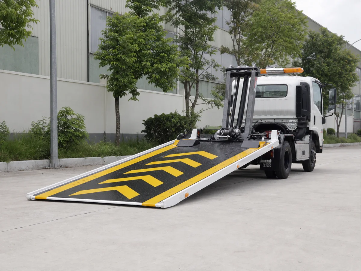 Sàn trượt xe cứu hộ Isuzu NPR400 hạ xuống mặt đường để tiếp nhận ô tô