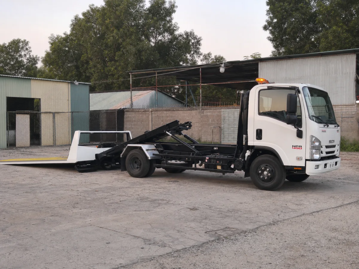 Xe cứu hộ Isuzu NPR400 thao tác sàn trượt tại bãi kỹ thuật